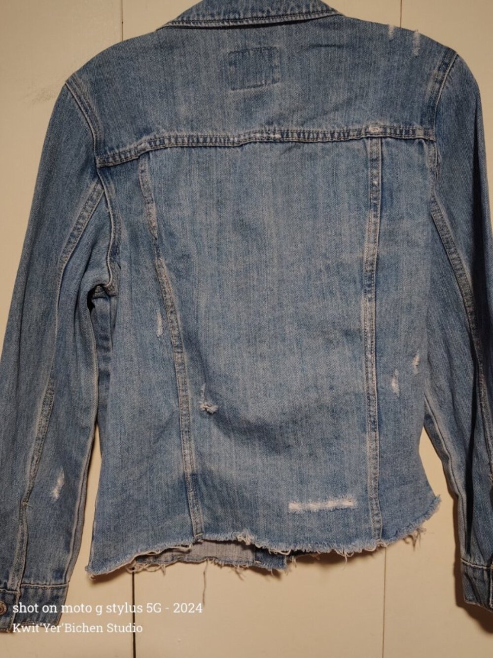Old Navy distressed denim jacket sz 4 - Picture 3 of 3